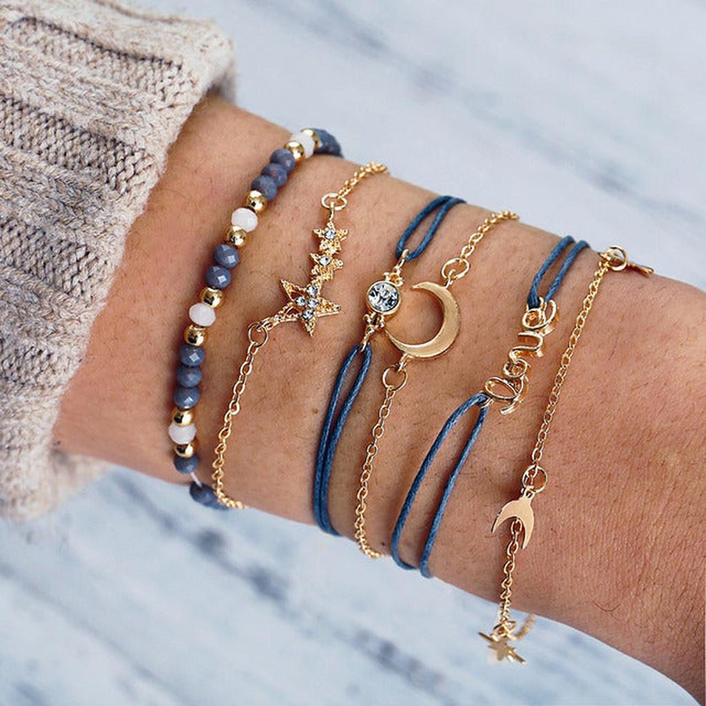 Set aus luxuriösen, glitzernden Armbändern