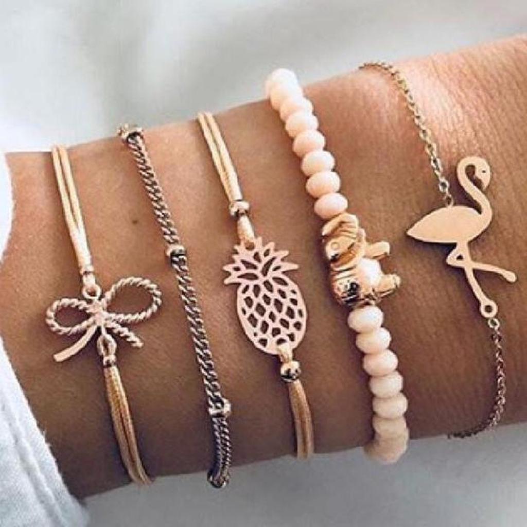 Set aus luxuriösen, glitzernden Armbändern