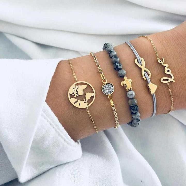 Set aus luxuriösen, glitzernden Armbändern