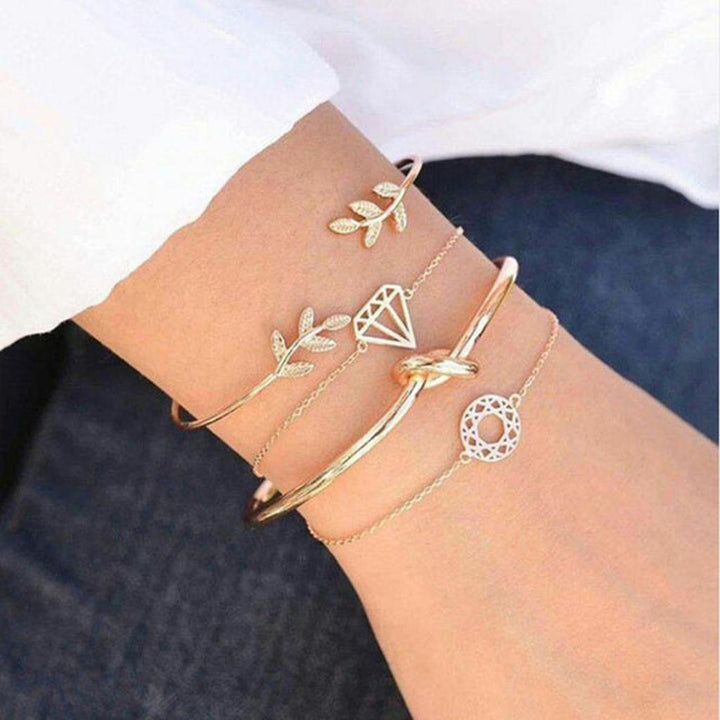 Set aus luxuriösen, glitzernden Armbändern