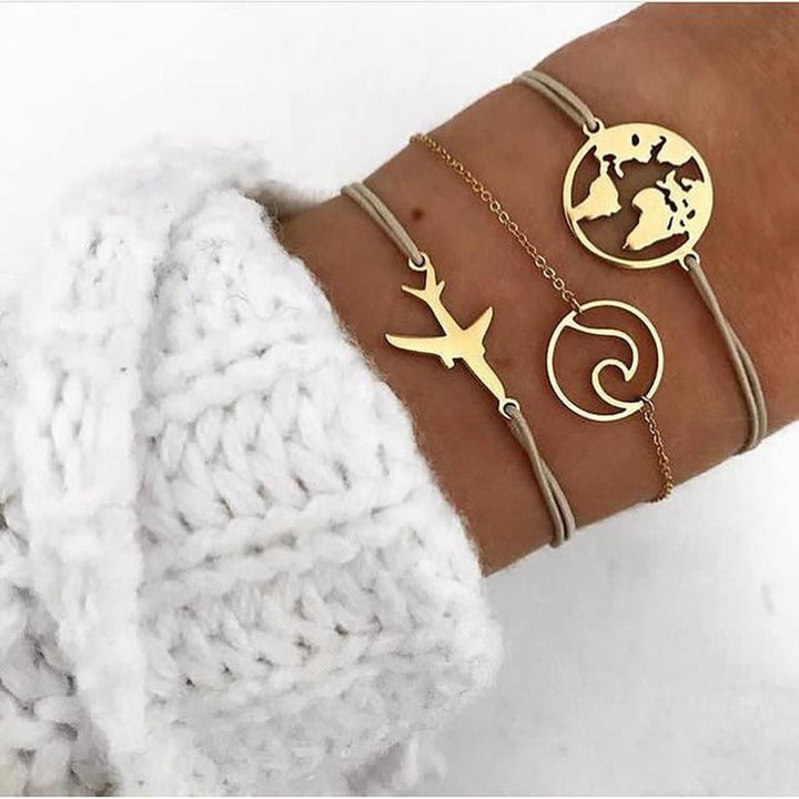 Set aus luxuriösen, glitzernden Armbändern