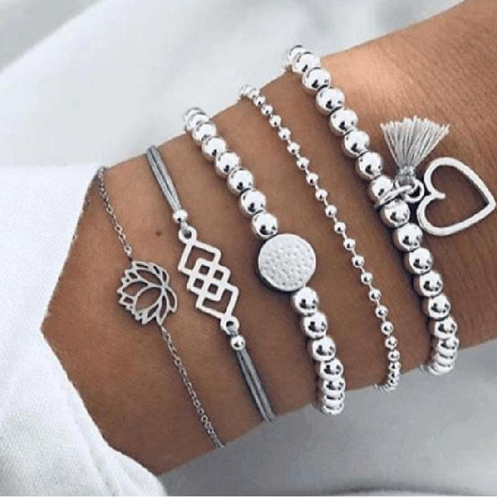 Set aus luxuriösen, glitzernden Armbändern