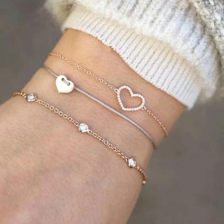 Set aus luxuriösen, glitzernden Armbändern