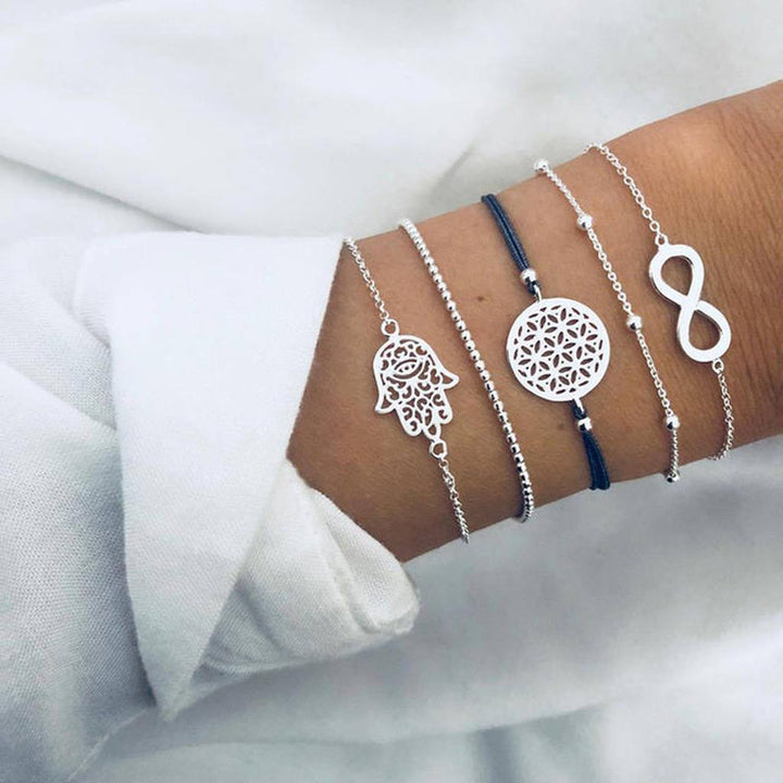 Set aus luxuriösen, glitzernden Armbändern