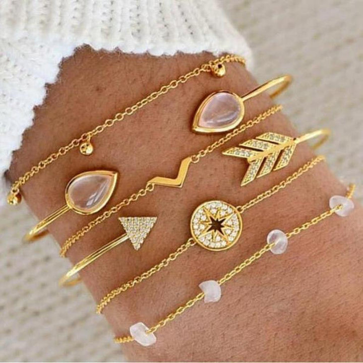 Set aus luxuriösen, glitzernden Armbändern