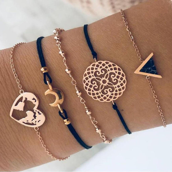 Set aus luxuriösen, glitzernden Armbändern