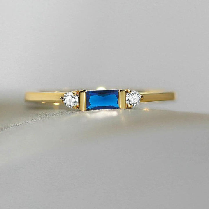 Strahlender Ring mit blauem Mittelstein