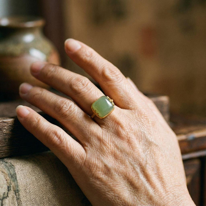 Verstellbarer Retro-Ring aus Gold mit grünem Jade
