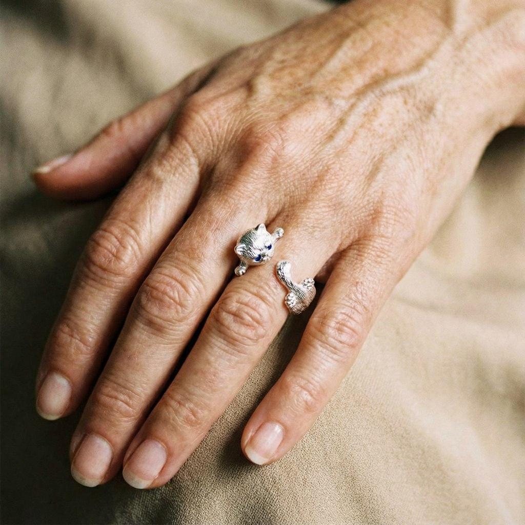 Verstellbarer Ring aus Weissgold mit Kätzchen