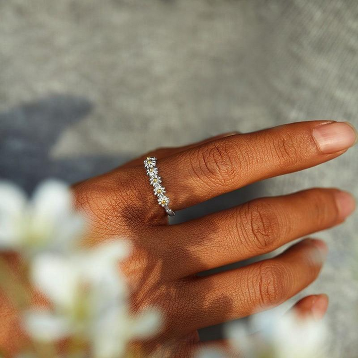 Verstellbarer Ring aus Weissgold und handgefertigtem Emaille mit Margeriten
