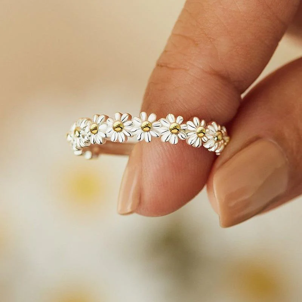 Verstellbarer Ring aus Weissgold und handgefertigtem Emaille mit Margeriten