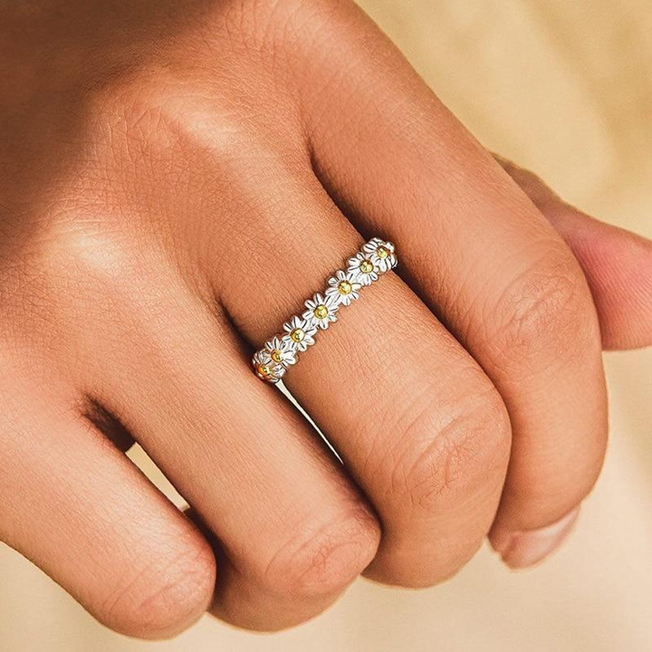 Verstellbarer Ring aus Weissgold und handgefertigtem Emaille mit Margeriten