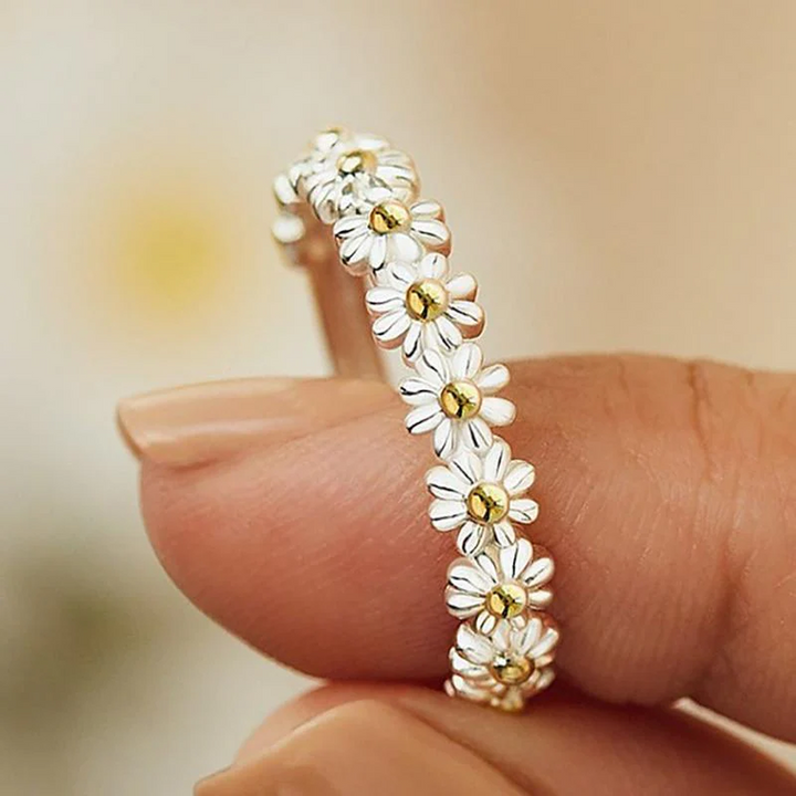 Verstellbarer Ring aus Weissgold und handgefertigtem Emaille mit Margeriten