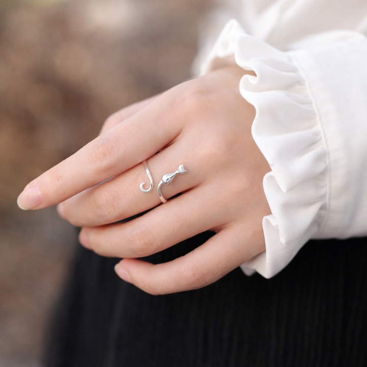 Verstellbarer Ring mit Kätzchen in Weissgold