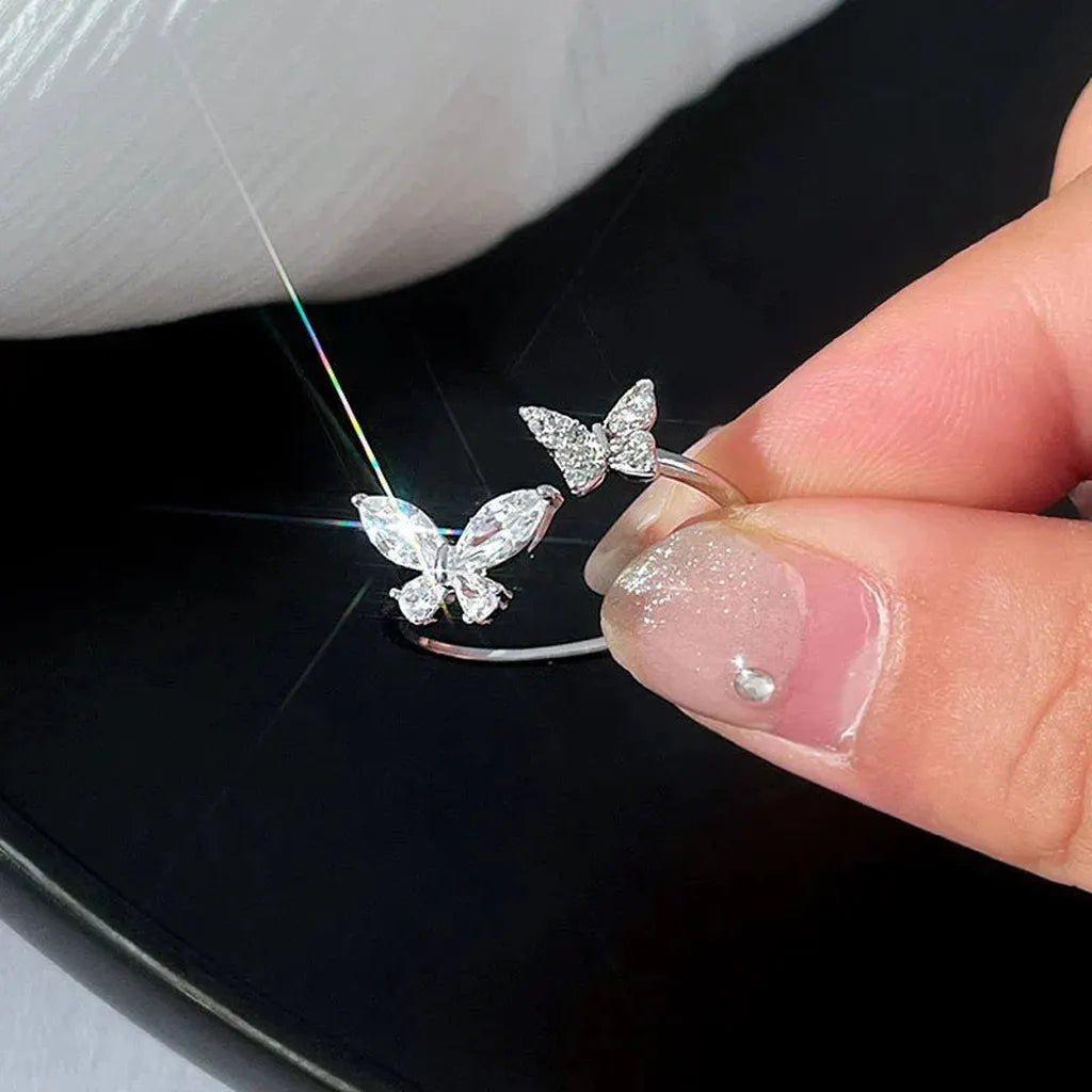 Verstellbarer Ring mit strahlendem Schmetterling aus Weissgold