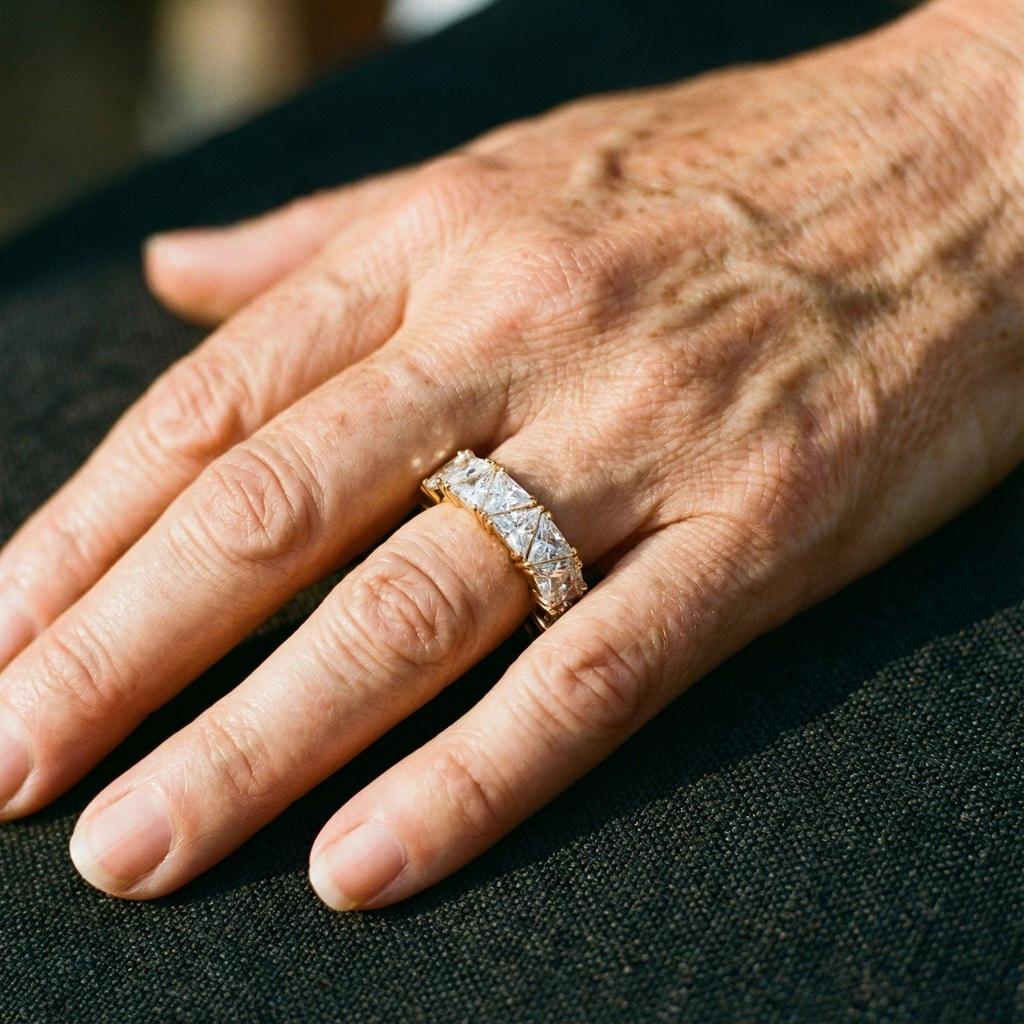 Vintage dreieckiger Ring mit Steinen in Gold