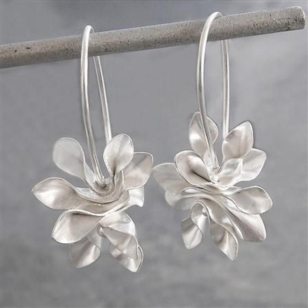Vintage-Ohrringe aus Weissgold mit unregelmässigen Blumen