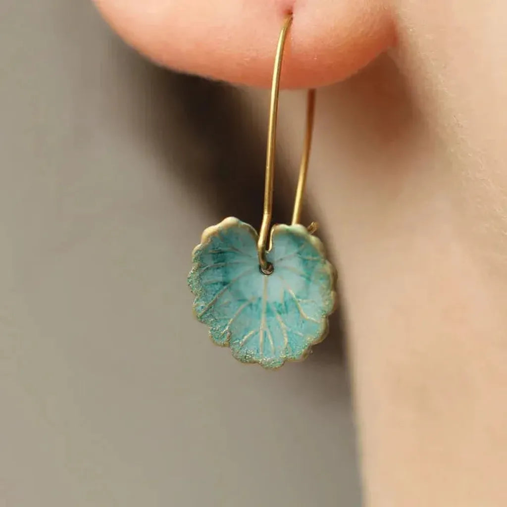 Vintage-Ohrringe in Form eines blauen Blattes