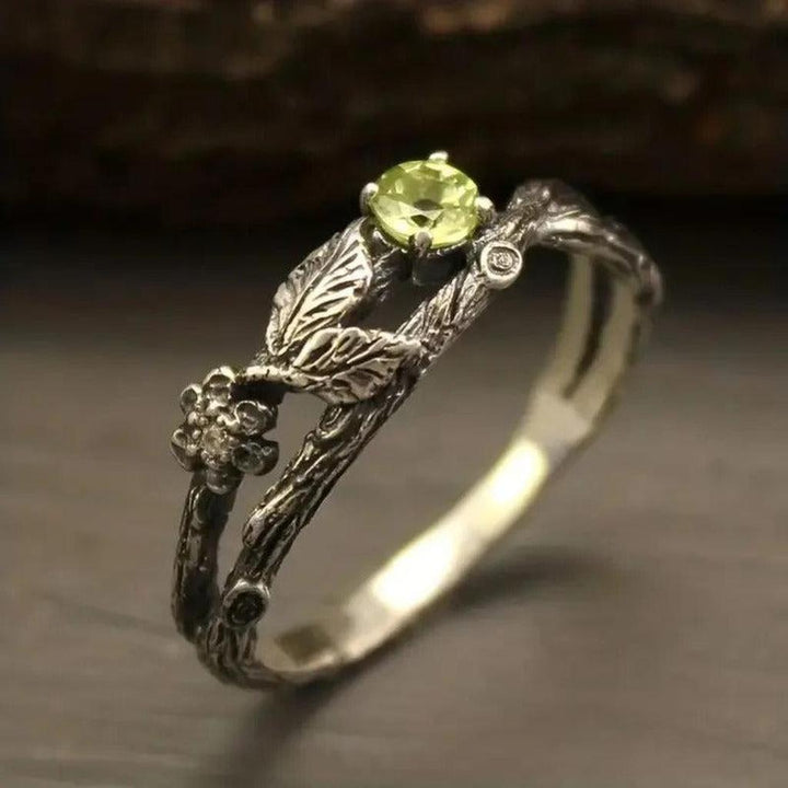 Vintage-Ring aus Weissgold mit grünem Blattstein