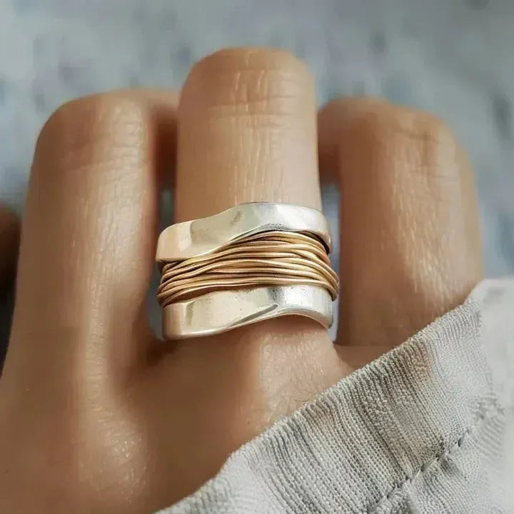 Weissgoldring mit Goldfäden
