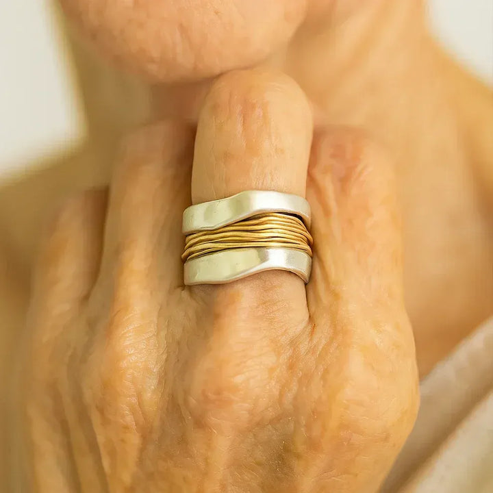 Weissgoldring mit Goldfäden