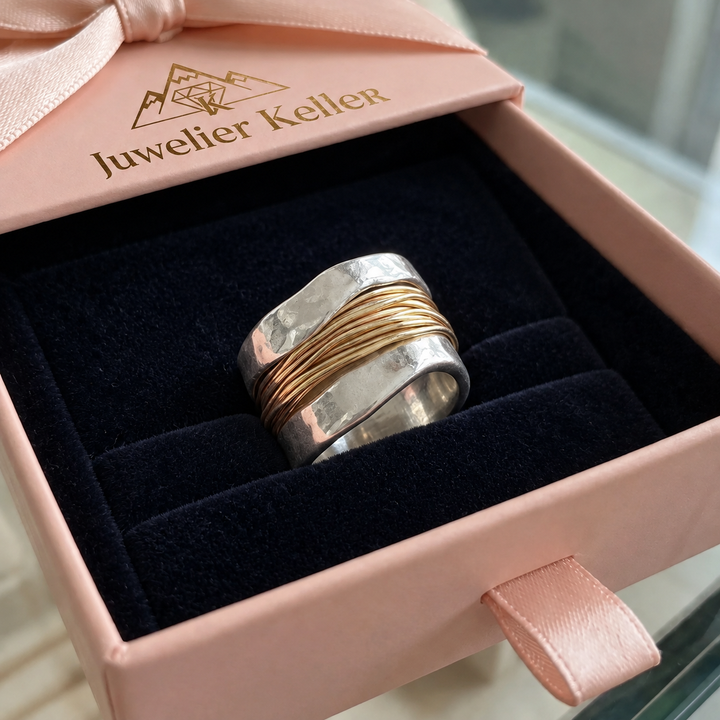 Weissgoldring mit Goldfäden
