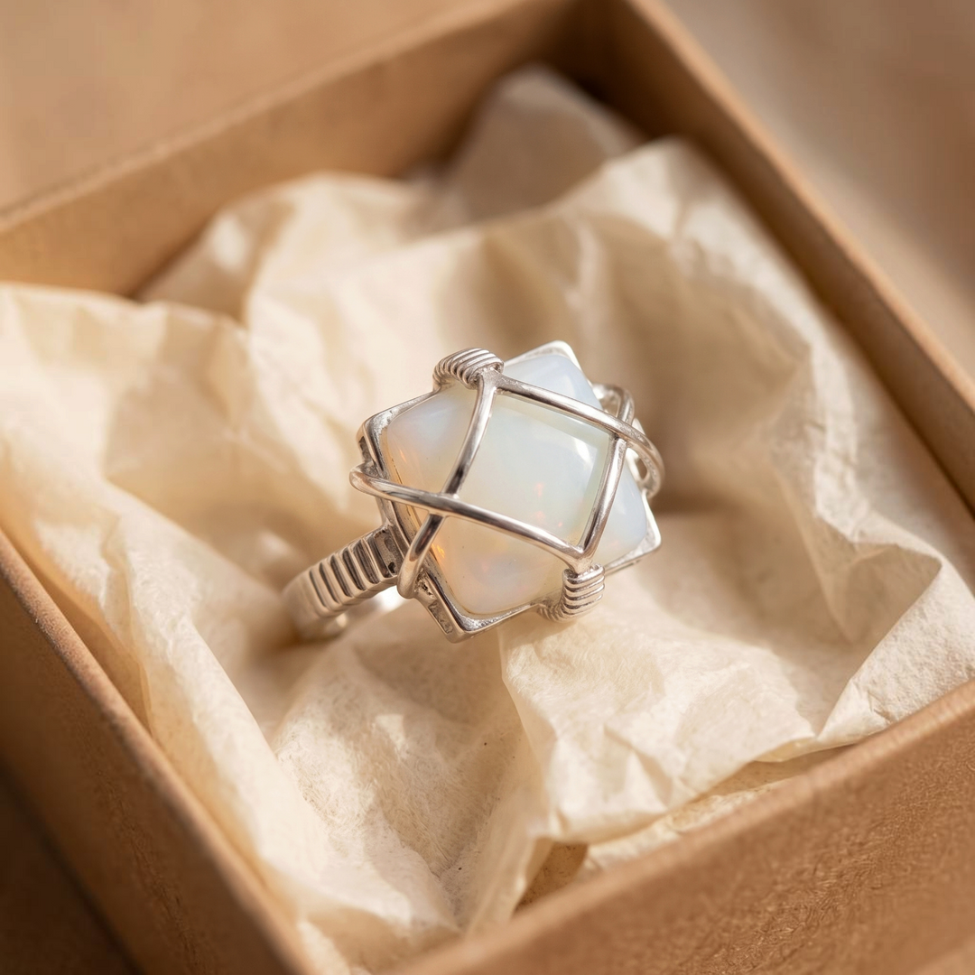Weissgoldring mit weissem Opal in Drahtfassung