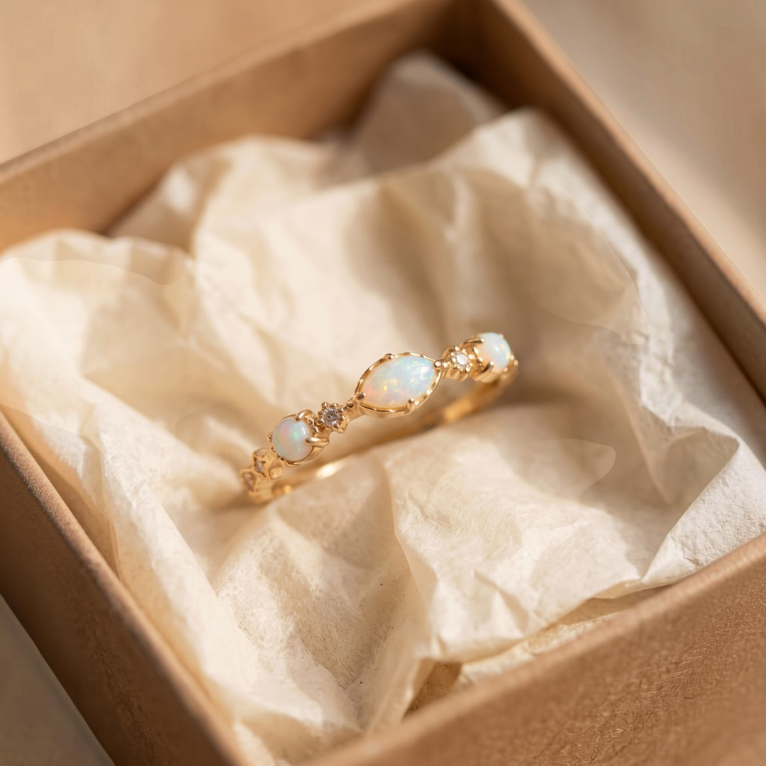 Zarter Goldring mit weissem Opal im Marquise-Schliff
