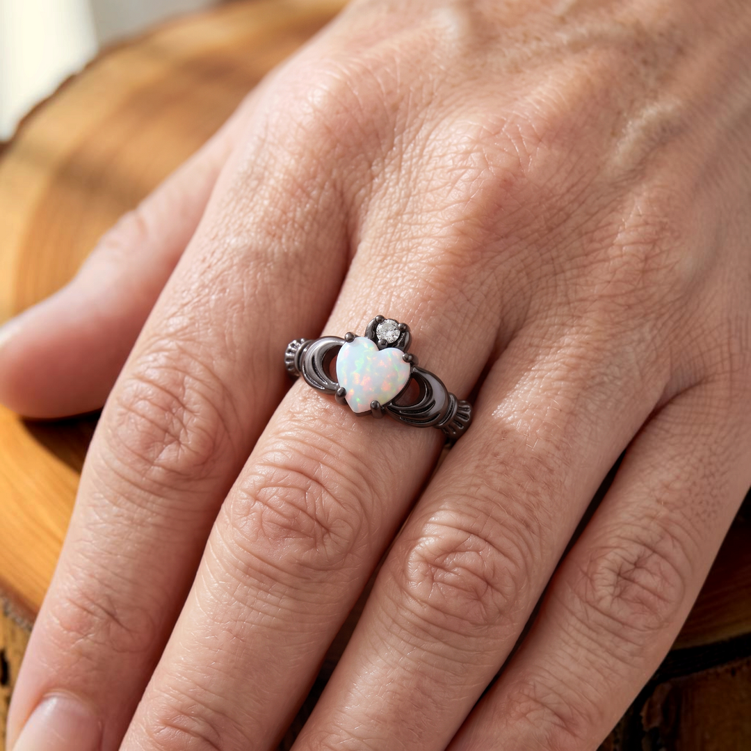 Claddagh-Ring in Schwarzgold mit Opal-Herz