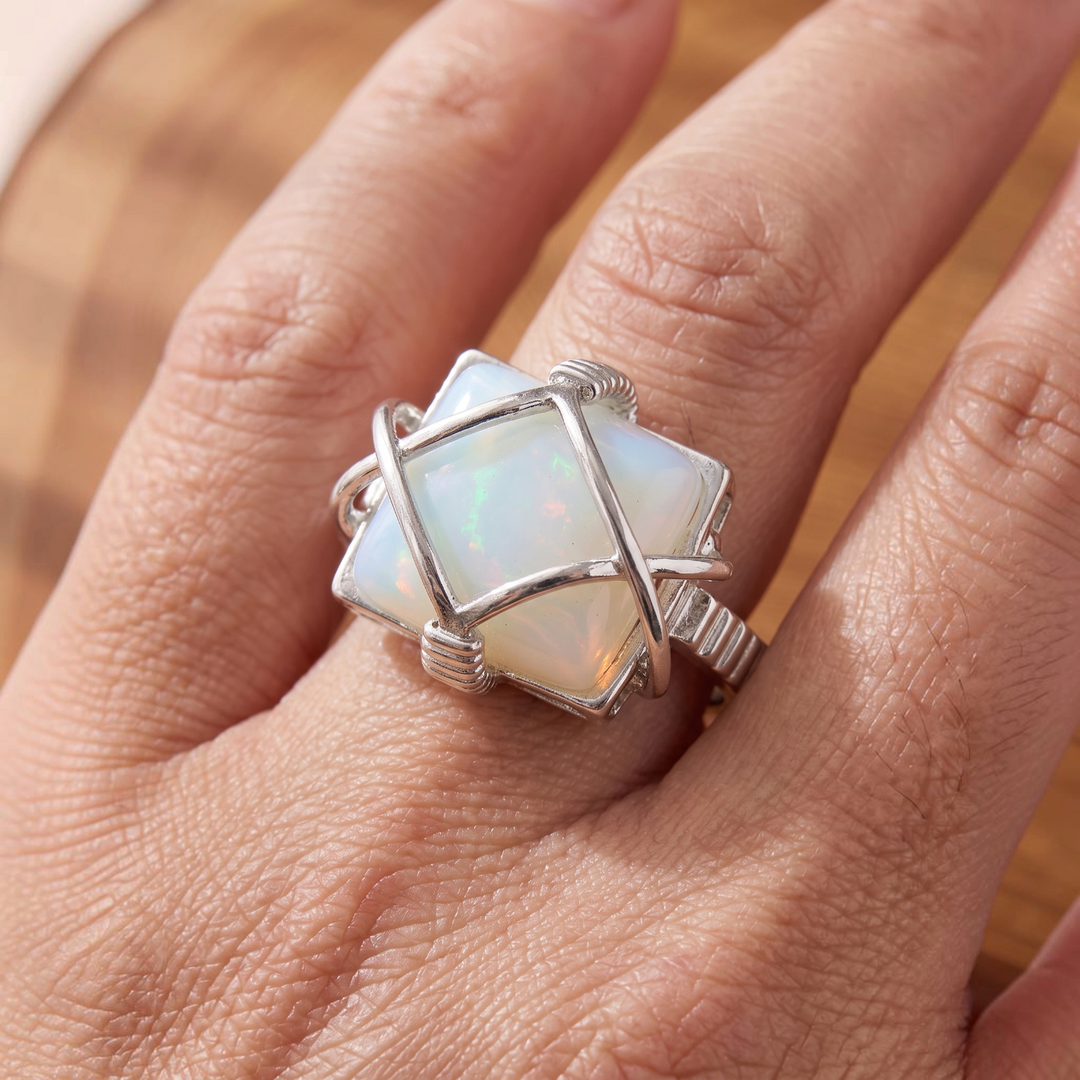 Weissgoldring mit weissem Opal in Drahtfassung