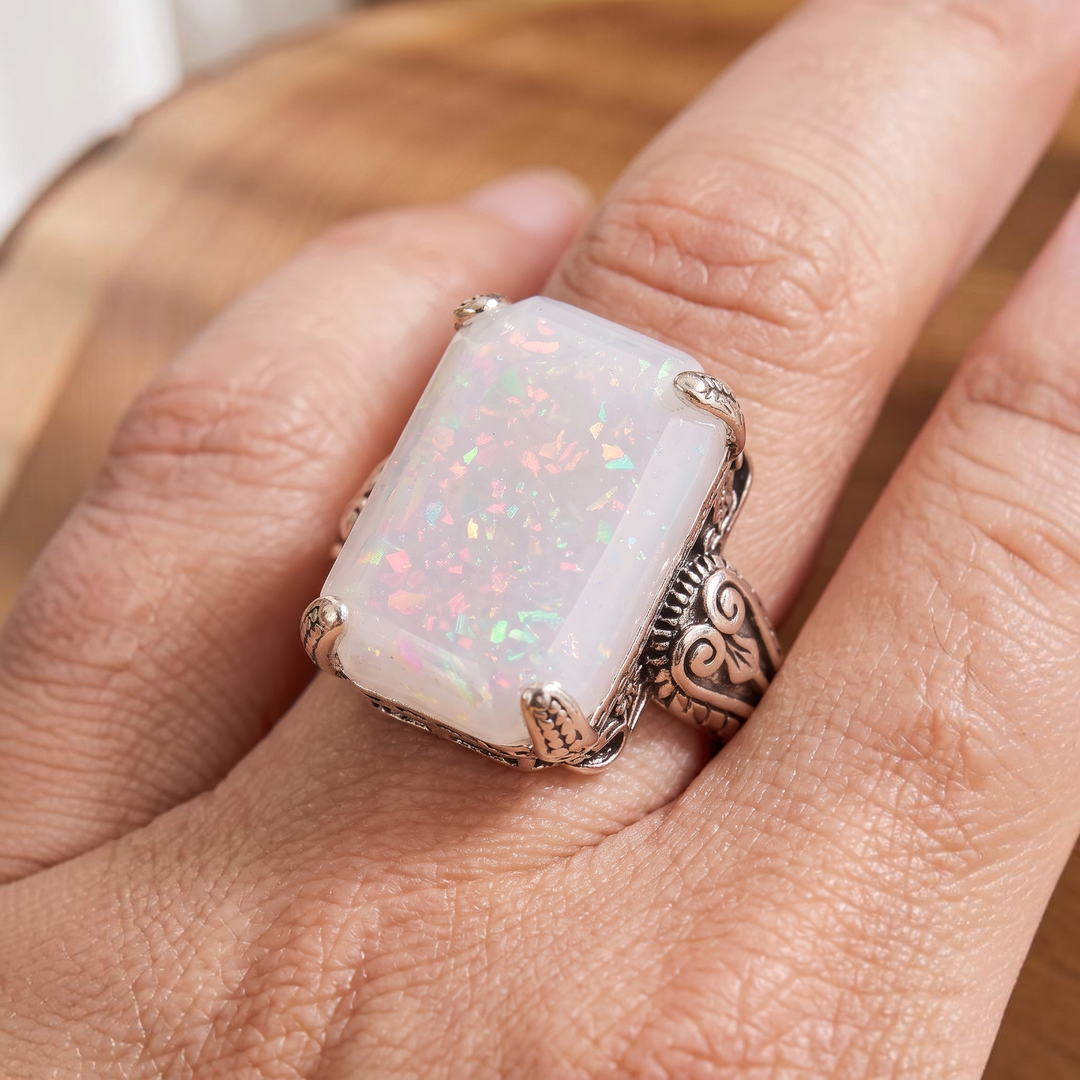 Cocktailring in Weissgold mit weissem Opal