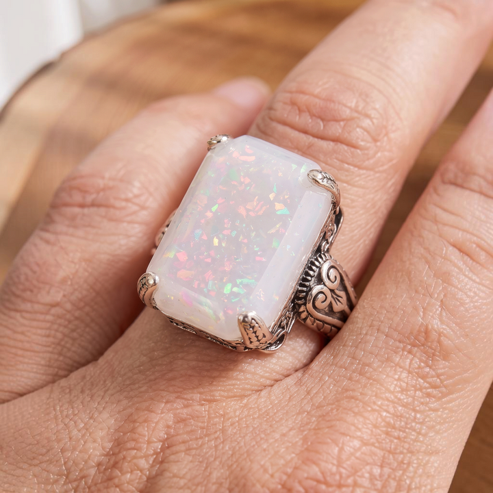 Cocktailring in Weissgold mit weissem Opal