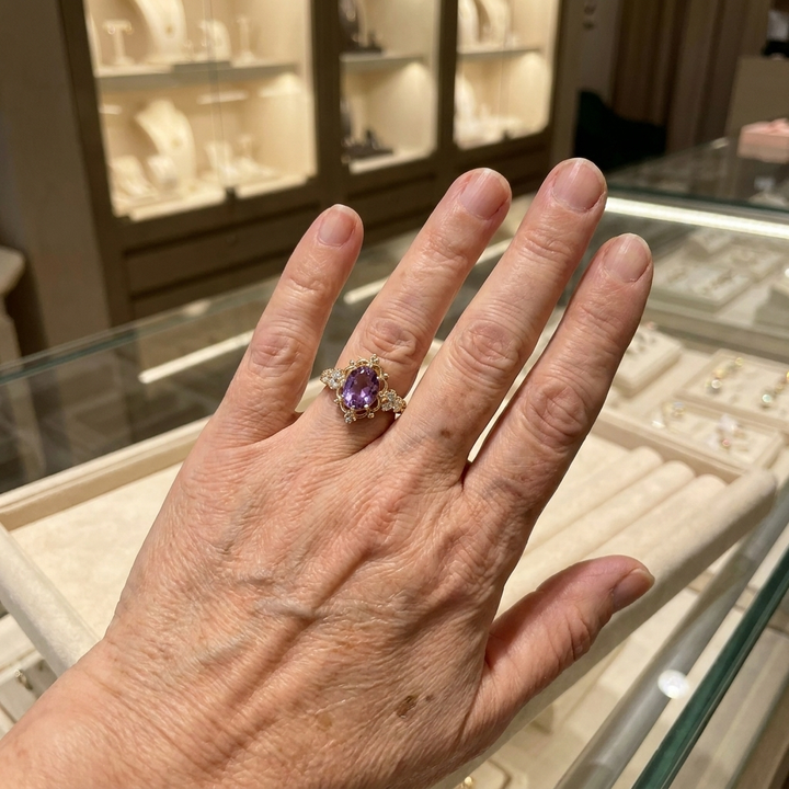 Lavelyn Tiara Ring an der Hand getragen