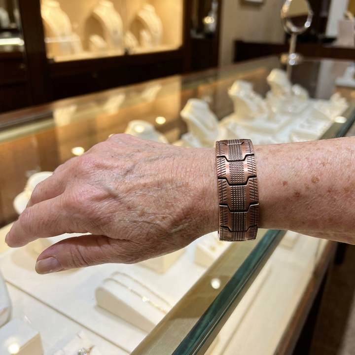 Kupferarmband Klippe am Handgelenk getragen