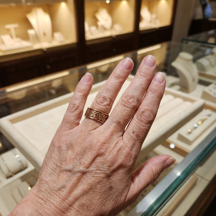 Kupferring Saoirse an der Hand getragen
