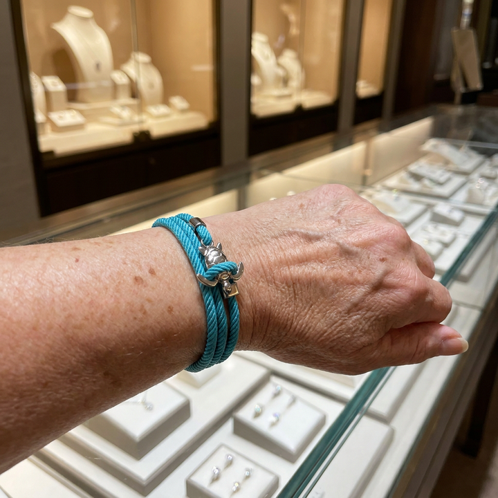 Handgefertigtes Armband mit Meeresschildkröte am Handgelenk getragen