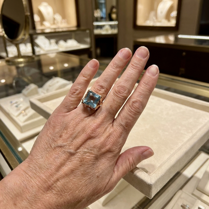 Vintage-Ring aus Roségold mit blauen Brillanten an der Hand getragen