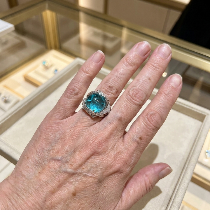 Vintage-Ring Ozean mit Kristall an der Hand getragen