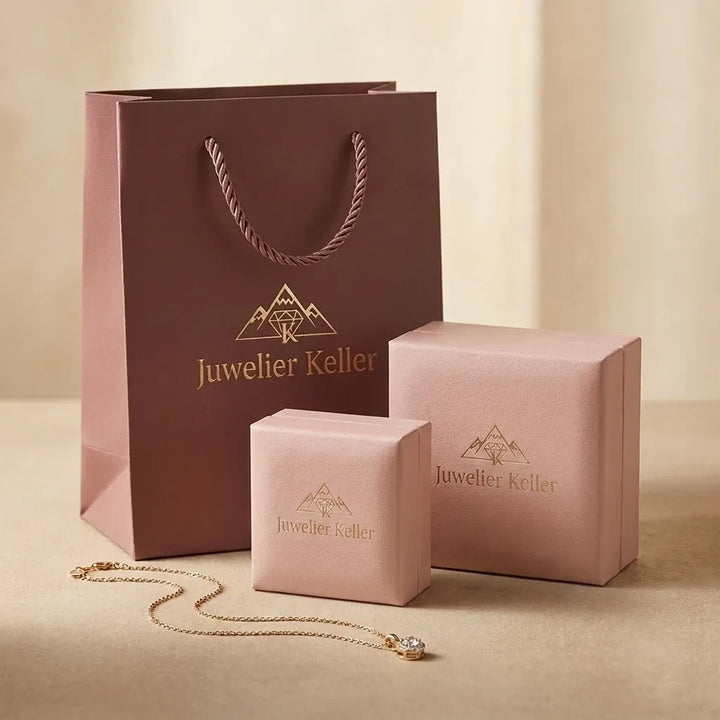 Embalagem de presente Juwelier Keller com saco e caixas rosa, incluindo um colar de ouro com pingente de opala